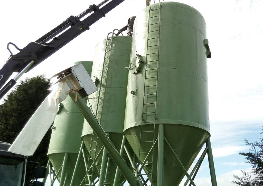 silos de almacenamiento industrial de la planta de trabajo de Oxicalizas